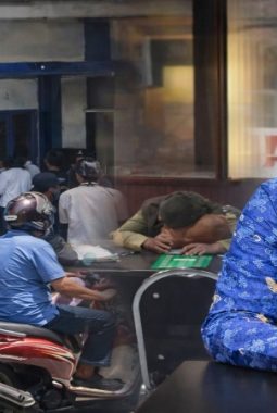 “Plt Kepala Disdukcapil Rangkap Jabatan, Pegawai Tidur di Jam Kerja Saat Rakyat Mengantri”