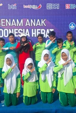 Senam Anak Indonesia Hebat SDN Duko Timur 1 Sukses Meriahkan Senam Akbar di Stadion Pamekasan
